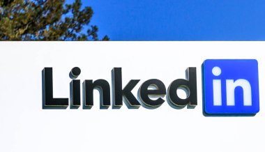Mountain View, Ca, Amerika Birleşik Devletleri - 13 Ağustos 2018: LinkedIn logosu 700 Doğu MIDDLEFIELD Road, yeni LinkedIn Şirket kampüsü Hq Silikon Vadisi'nde tabelaya Corp.