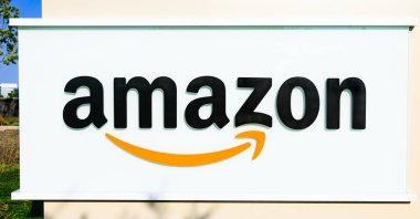 Sunnyvale, California, ABD - 13 Ağustos 2018: closeup Logo Amazon işareti kurumsal yolu, Sunnyvale, Silikon Vadisi büyük Amazon kampüs. Amazon elektronik ticarette lideridir.