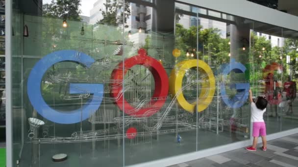 Σιγκαπούρη Google και το μικρό κορίτσι — Αρχείο Βίντεο