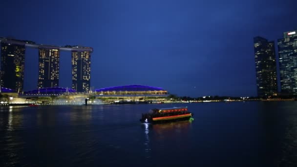 Panorama Panoramę Marina Bay Wieczorem Światła Odbijające Morze Niebieski Godzinę — Wideo stockowe