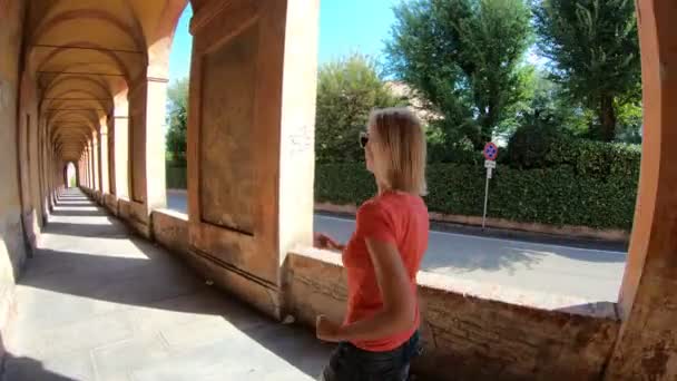 Mujer corriendo bajo el arco — Vídeo de stock