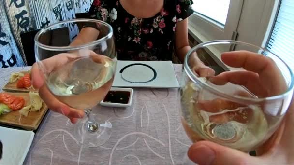 Witte wijn cheers — Stockvideo