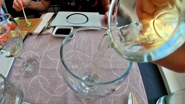 Vaso de llenado en la cena — Vídeos de Stock