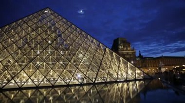 Louvre Piramidi yansıtıyor