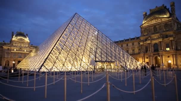Louvre Müzesi yansıması — Stok video