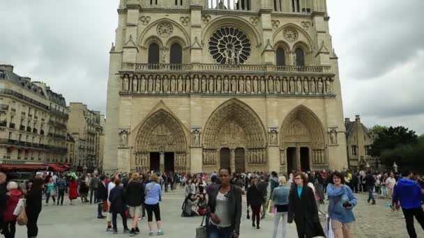 Notre Dame con lámpara — Vídeo de stock