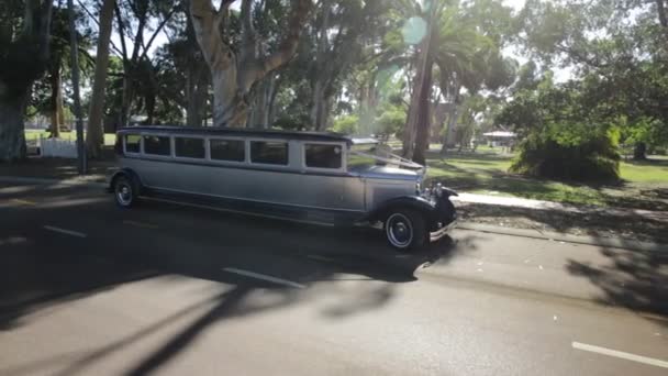 Stary luksusową limuzyną — Wideo stockowe