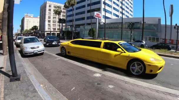 Ferrari Limousine i Hollywood — Stockvideo