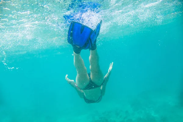 Plongée en apnée féminine hawaïenne — Photo