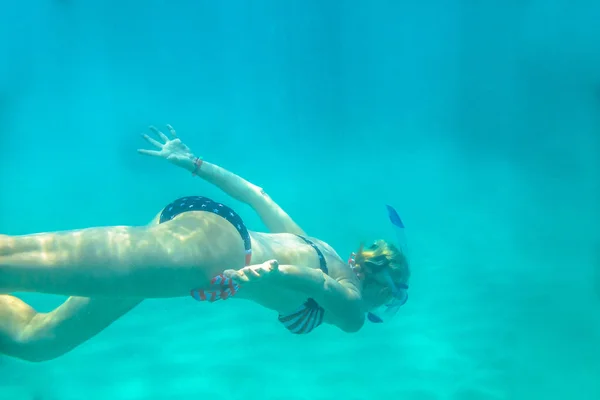 Femme dans l'apnée nage sous l'eau — Photo