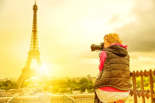 Torre Eiffel mujer fotógrafa —  Fotos de Stock