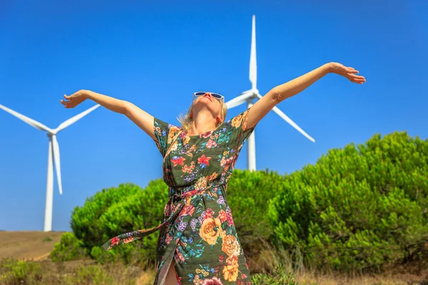 Vind turbiner kvinna — Stockfoto