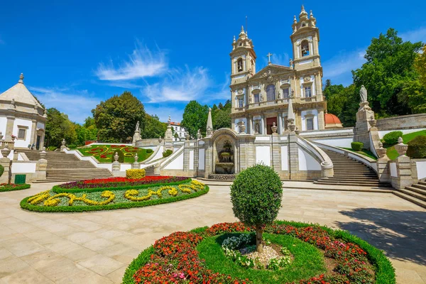 Fasáda Bom Jesus Monte Svatyně Neoklasicistním Stylu Uprostřed Rozkvetlé Zahrady — Stock fotografie