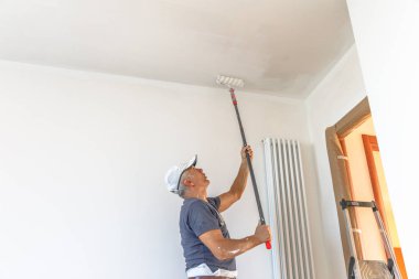 Merdiven ile whitewasher