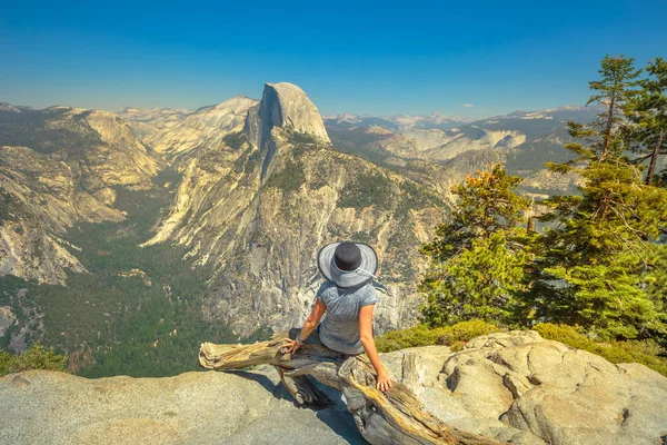 Sitting at Glacier Point — Stock Photo, Image