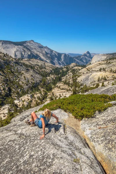 Senderismo en el Parque Nacional Yosemite — Foto de Stock