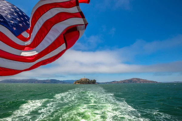 Alcatraz island and american flag — Stock Photo, Image