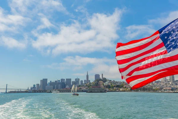 Αμερικανική σημαία Sf cityscape — Φωτογραφία Αρχείου