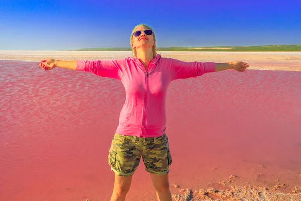 粉红湖的旅游女子 — 图库照片