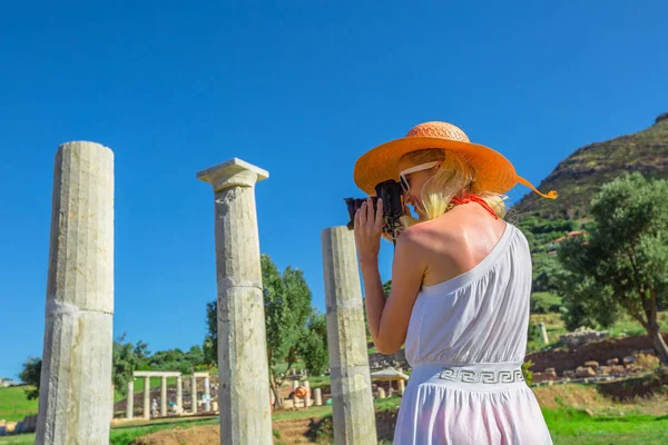 Fotograf v řeckého chrámu — Stock fotografie