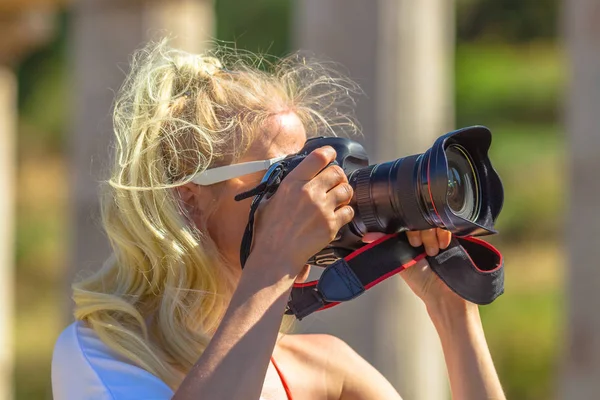 Woman in Archaeological Site — Stock Photo, Image