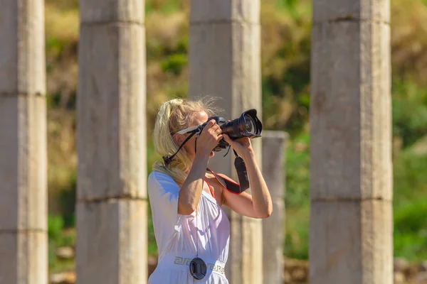 Woman professional photographer — Stock Photo, Image