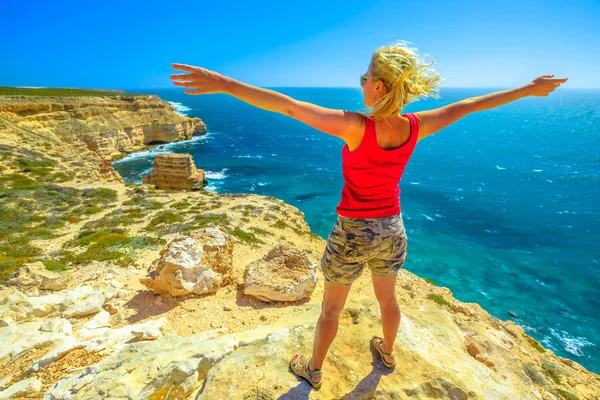 Perempuan di Island Rock Australia — Stok Foto