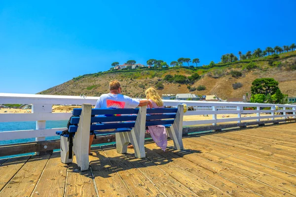 Casal no cais de Malibu — Fotografia de Stock