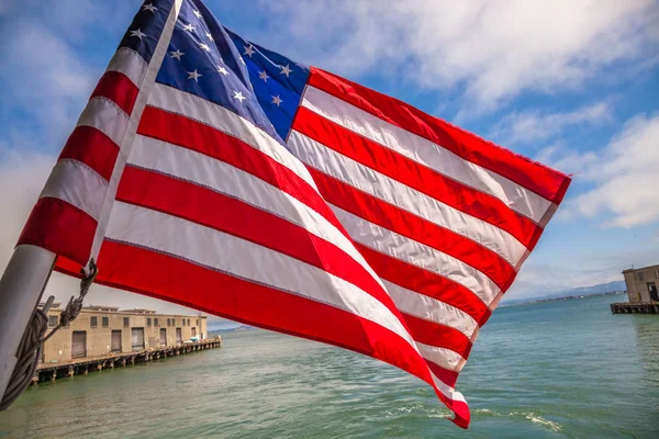 Alcatraz and american flag — Stock Photo, Image