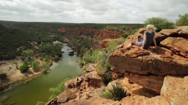 Kalbarri Frau nach dem Klettern — Stockvideo