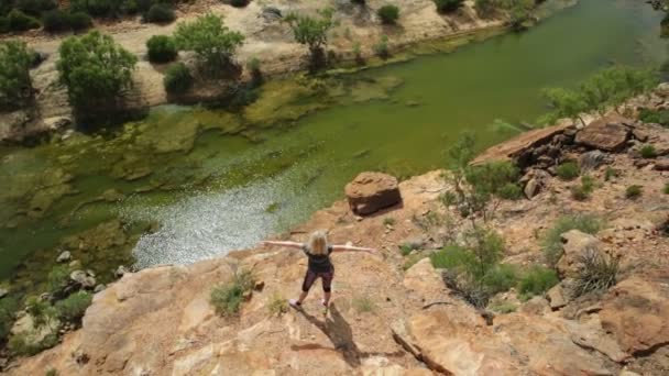 Mulher em Murchison River Kalbarri — Vídeo de Stock