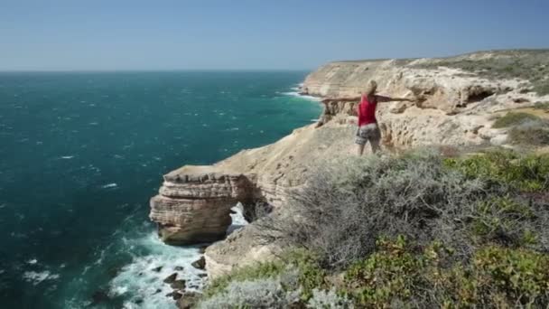 Natural bridge happy girl — Stock Video