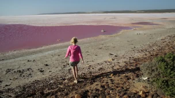 Toeristische vrouw in roze Lake — Stockvideo