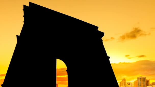 Ζεστό ηλιοβασίλεμα ουρανό στην Αψίδα του Θριάμβου — Αρχείο Βίντεο