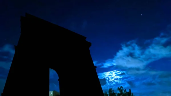 Arc De Triomphe natthimlen och månen — Stockfoto
