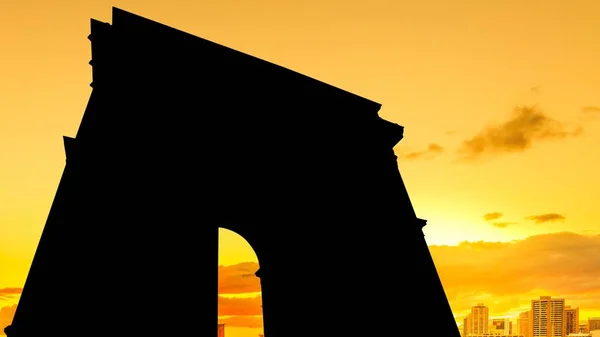 Жаркое закатное небо на Триумфальной арке — стоковое фото