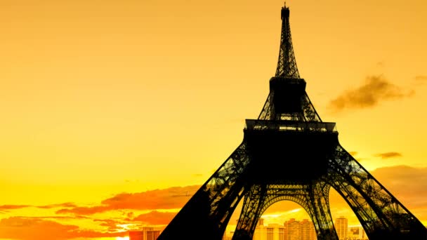 Orange sunset sky on Tour Eiffel — стоковое видео