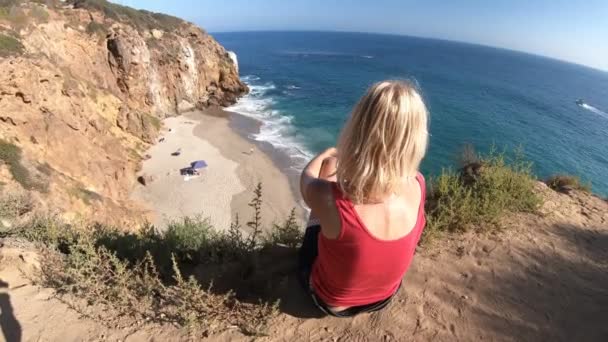 Mulher no promontório Pirates Cove — Vídeo de Stock