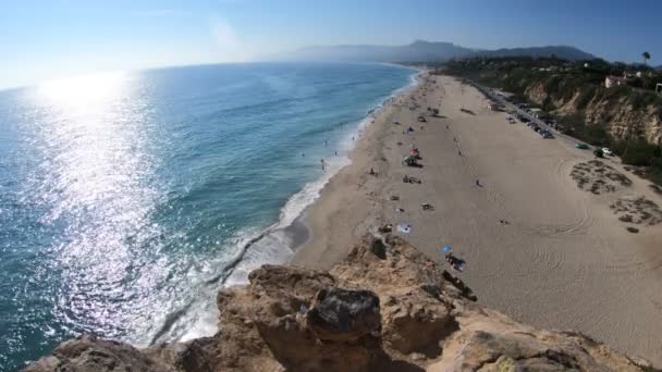 从美国加州太平洋马里布海岸的杜梅海角的全景点 Dume 州海滩的鸟图 加州西海岸 阳光明媚的夏天 — 图库视频影像