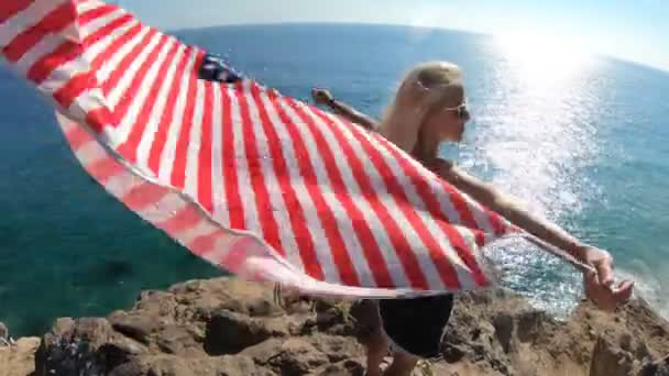 Mulher com bandeira americana na Califórnia — Vídeo de Stock