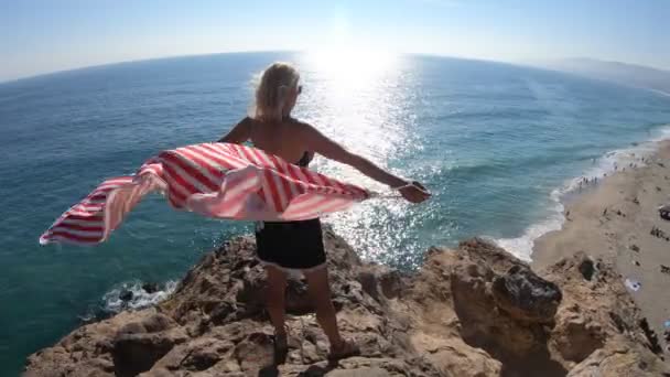 Malibu'da Amerikan bayrağı kadınla — Stok video