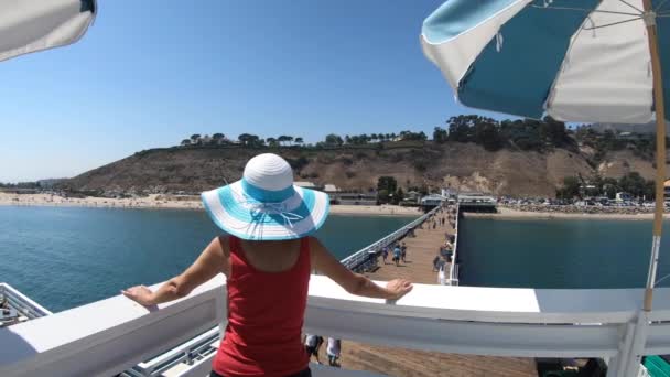 Malibu Pier nő — Stock videók