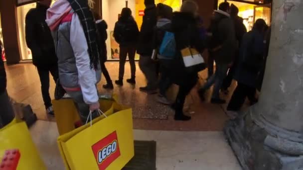 Женщина покупки Lego — стоковое видео