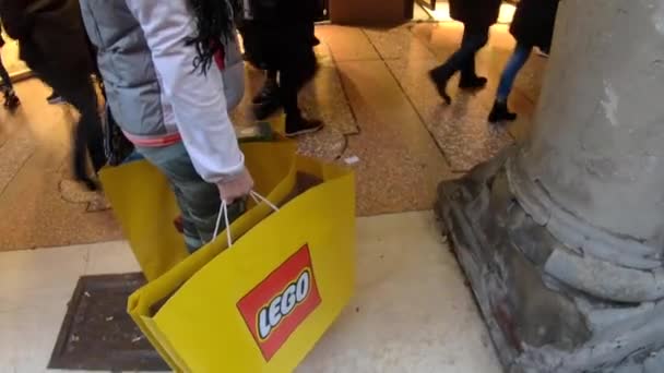 Bolonya 'da lego alışverişi. — Stok video