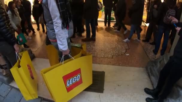 Mulher compras Lego — Vídeo de Stock