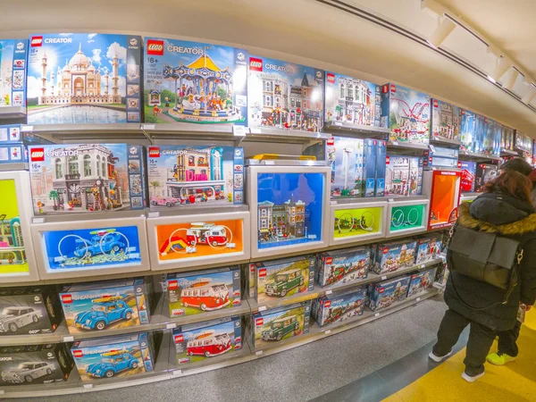 People shopping Lego sets — Stock Photo, Image