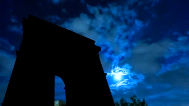 Arco De Triunfo cielo nocturno y luna — Vídeos de Stock