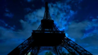 Zaman atlamalı: arkadan aydınlatmalı Eyfel Kulesi ile gece parlayan ve hareketli dolunay bulutlar hareket ile karanlık gökyüzü, bulutlar. Paris Fransa.