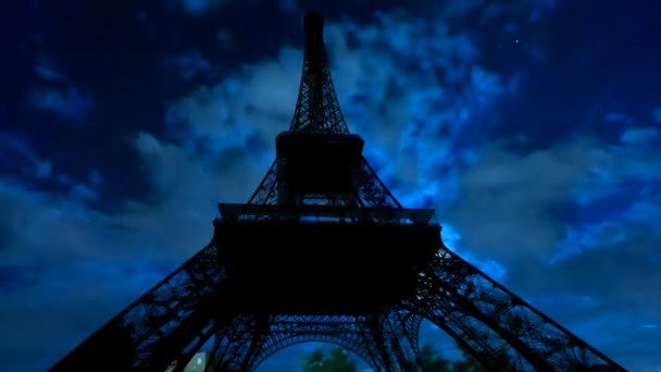 时光流逝 黑暗的天空与移动的云 满月闪耀和移动的云在夜晚与背光的埃菲尔铁塔 巴黎在法国 — 图库视频影像