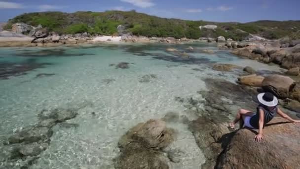 Kvinnan vid Madfish Bay Australien — Stockvideo